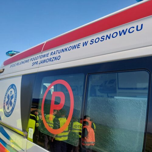 bok ambulansu z napisem rejonowe pogotowie ratunkowe w sosnowcu