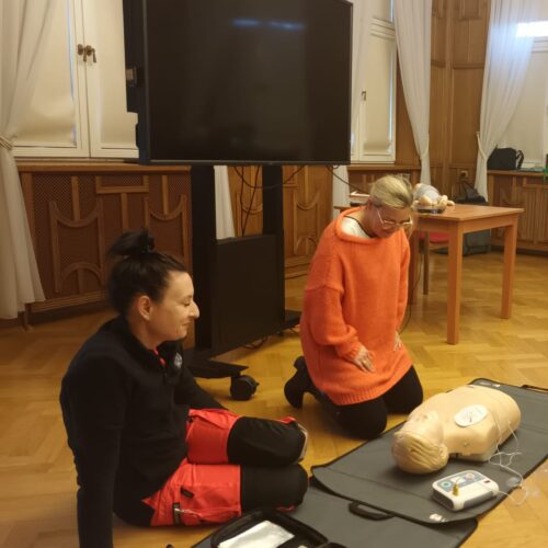 kursantka ćwiczy udzielanie pierwszej pomocy